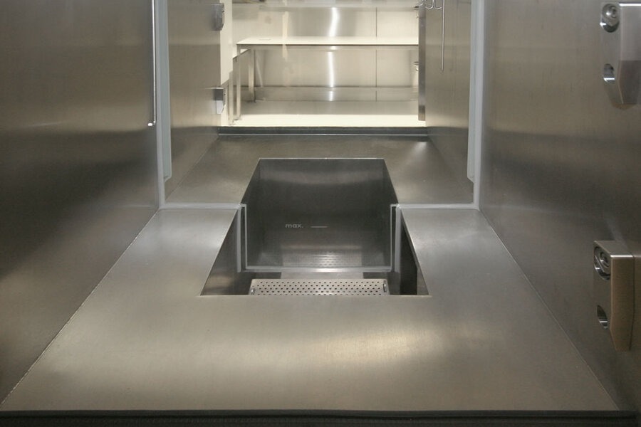 Gas-tight sluice systems