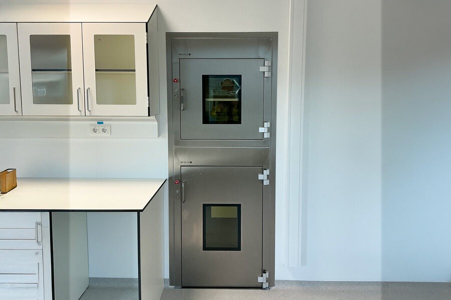 Passive material sluices